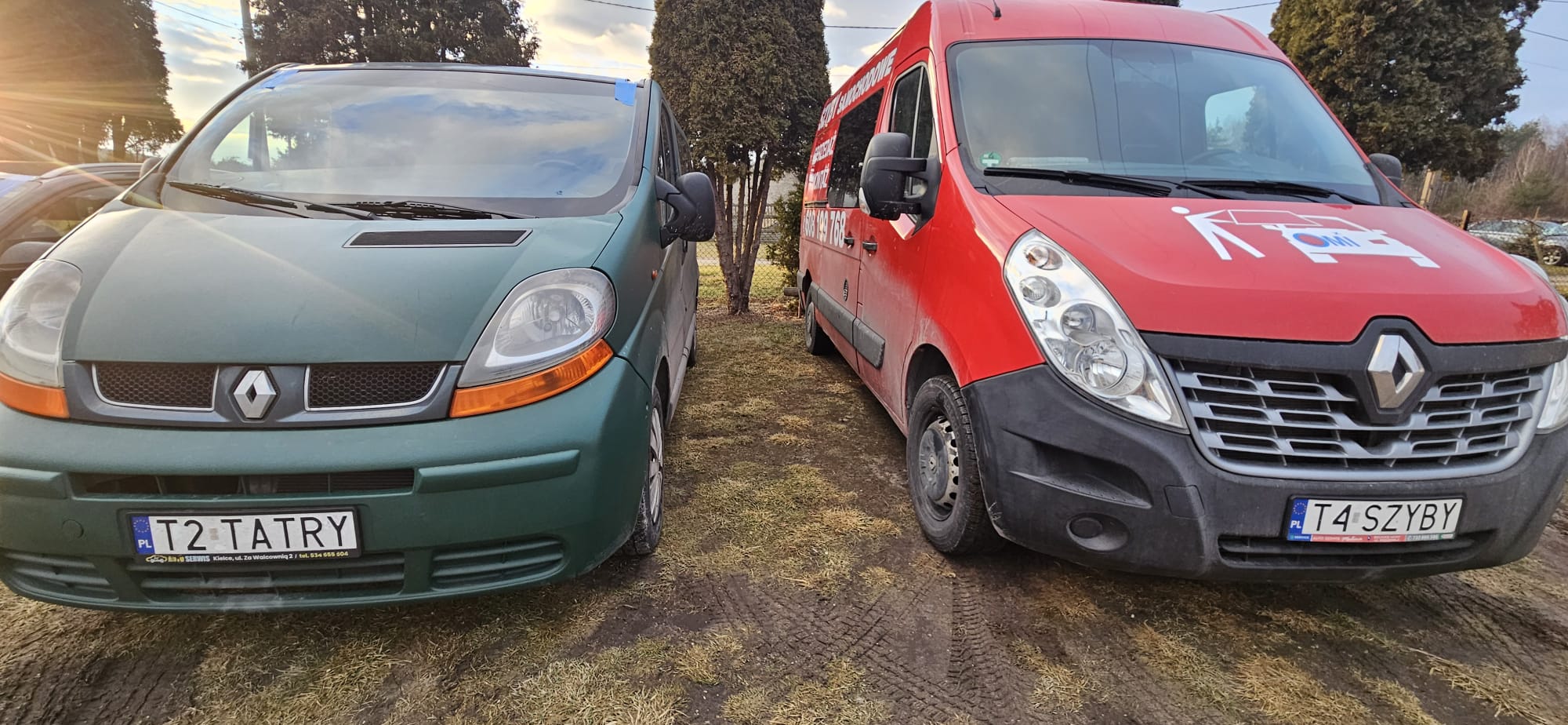 Zielony Renault z tablicą T2 TATRY oraz czerwony samochód serwisowy OMI