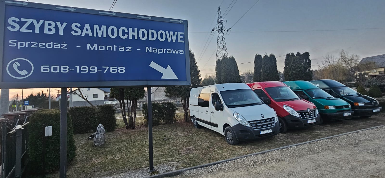 Szyld OMI Szyby Samochodowe i flota samochodów serwisowych w Chęcinach
