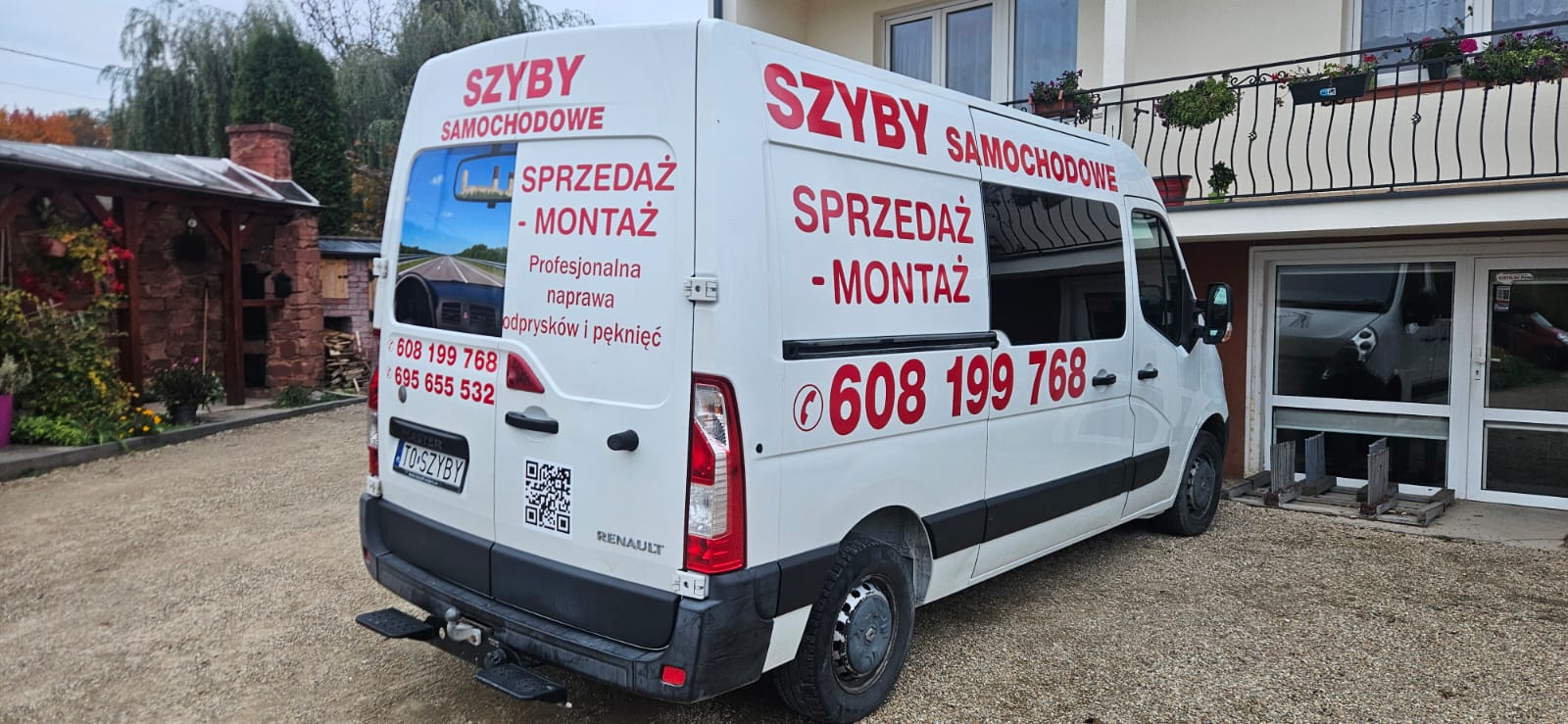 Biały Renault Master mobilnego serwisu szyb samochodowych OMI
