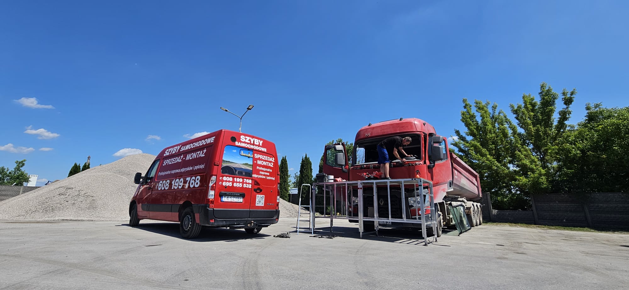 Mobilna wymiana przedniej szyby w czerwonej ciężarówce w Nowinach koło Kielc