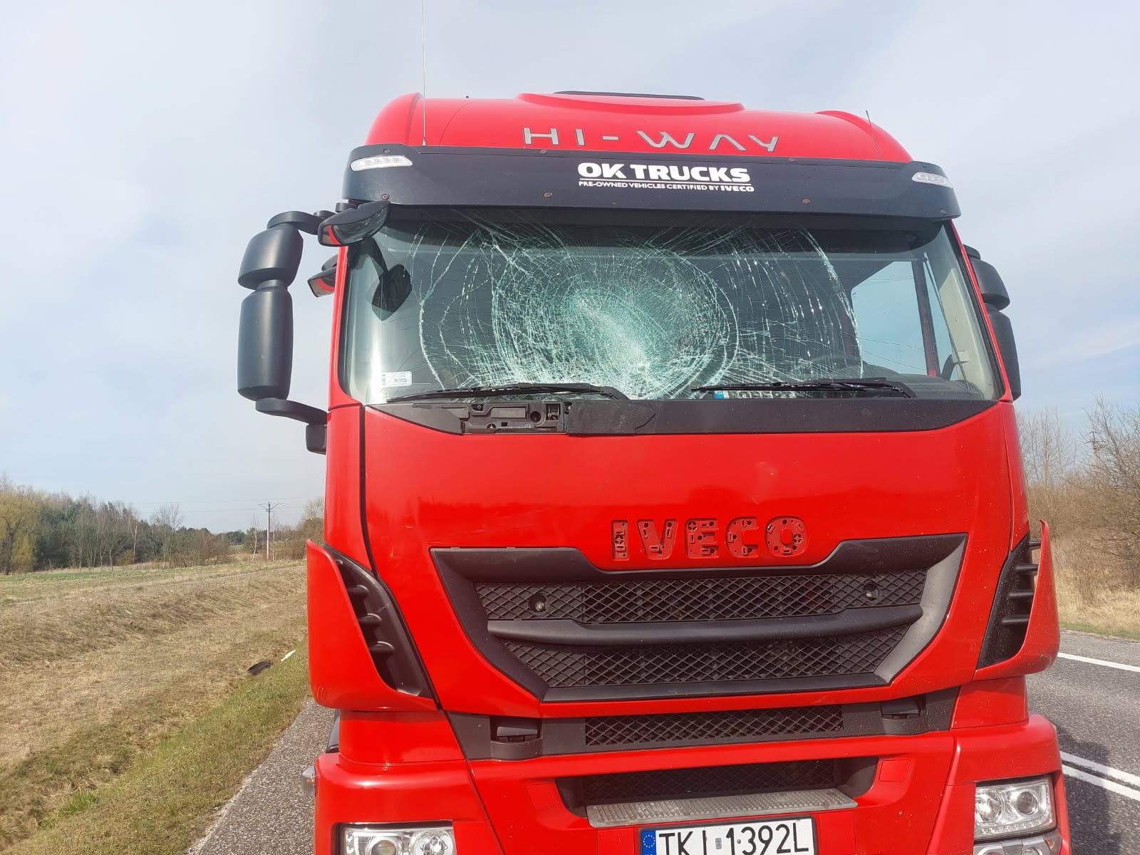 Rozbita szyba czołowa czerwonej ciężarówki Iveco Hi-Way przed wymianą