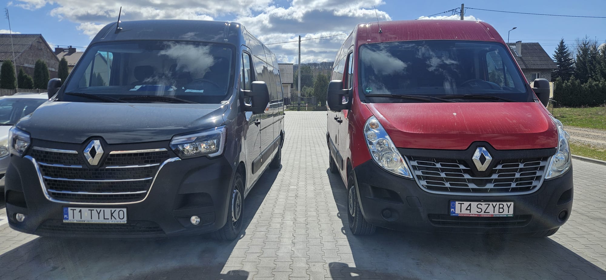 Dwa samochody Renault Master wykorzystywane przez mobilny serwis szyb OMI