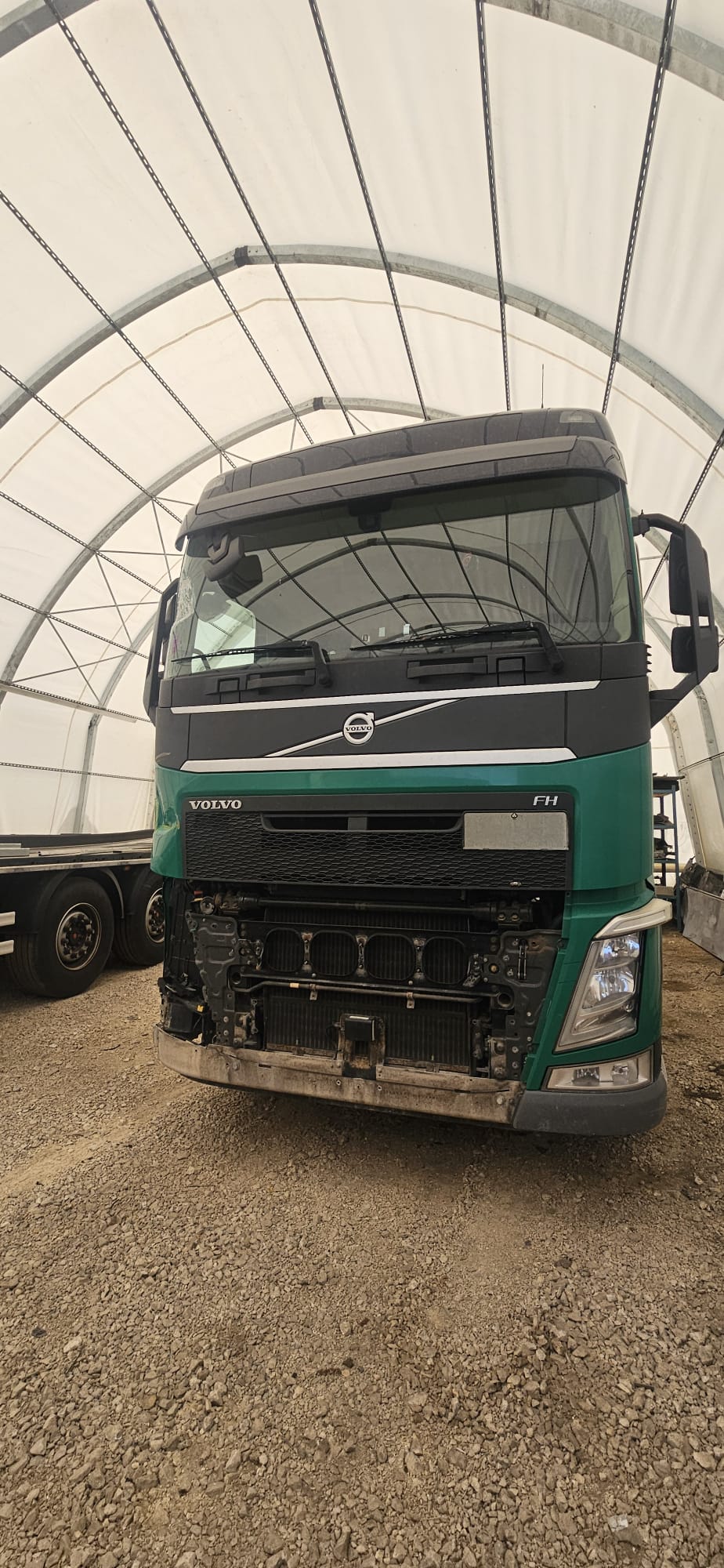 Volvo FH podczas prac serwisowych przy przedniej szybie w Brzeźnie