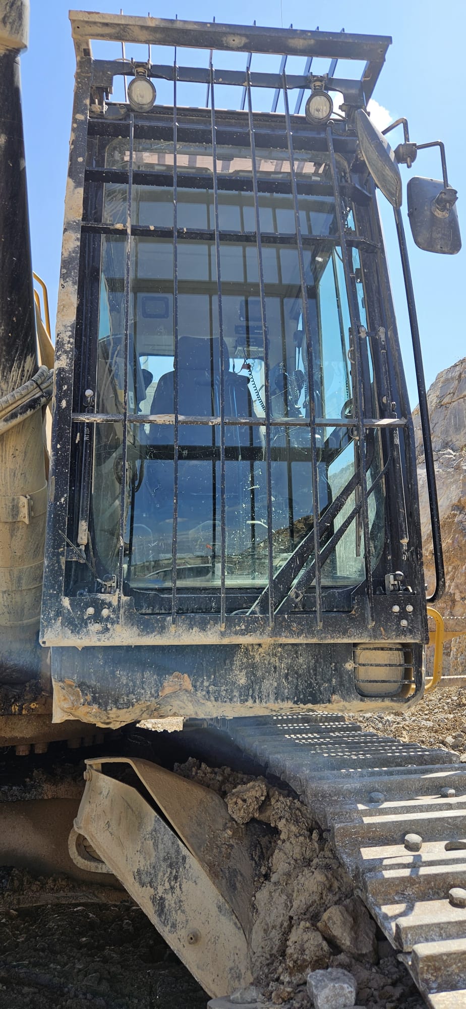 Montaż szyby czołowej w koparce Caterpillar 374FL