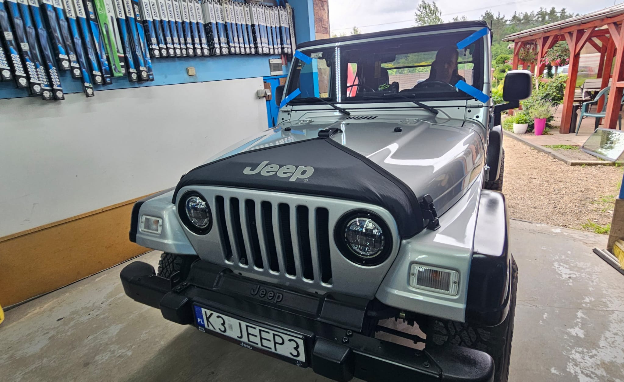 Jeep po obsłudze szyby w warsztacie OMI w Chęcinach