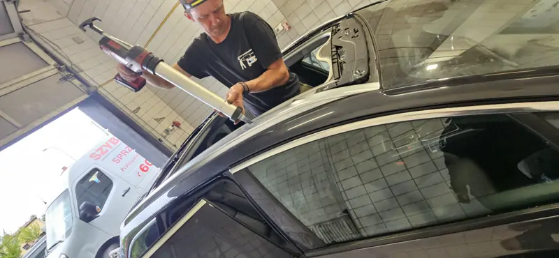 Technik OMI podczas montażu szklanego dachu panoramicznego