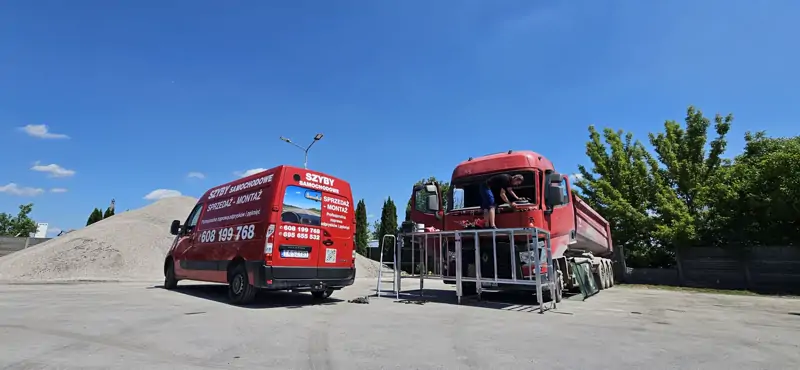 Mobilna wymiana przedniej szyby w samochodzie ciężarowym na terenie bazy